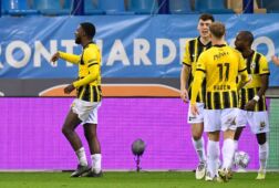 Bazoer juicht na een doelpunt voor Vitesse