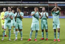 PSV-spelers bedanken het publiek