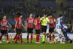 PSV-spelers gaan in discussie met de scheidsrechter