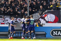 PSV-spelers juichen na een doelpunt