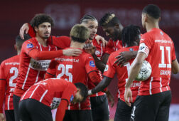 PSV-spelers vallen elkaar in de armen na een doelpunt