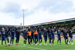 De spelers van PSV juichen na een zege