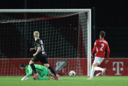 Patrick Pflucke schiet de 0-1 binnen voor Roda JC