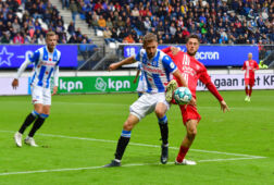 Pawel Bochniewicz in duel met Ricky van Wolfswinkel