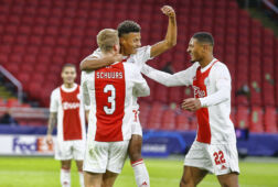 Perr Schuurs, David Neres en Sébastien Haller juichen na een treffer