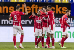 Phillipp Mwene krijgt de felicitaties na een doelpunt