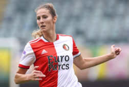 Pia Rijsdijk in het shirt van Feyenoord