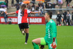 Pia Rijsdijk van Feyenoord juicht na een goal tegen Ajax