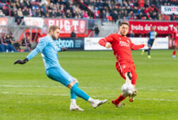 Pieter Bos probeert de bal weg te schieten in duel met Ricky van Wolfswinkel