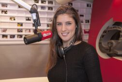Marieke Elsinga in de studio van Qmusic