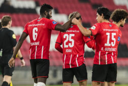 Ritsu Doan ontvangt de felicitaties na een doelpunt