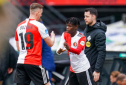 Robert Bozenik verlaat het veld voor Aliou Balde