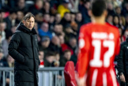 Roger Schmidt langs de lijn in het Philips Stadion