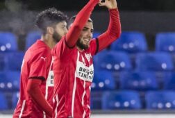 Maximiliano Romero juicht na een goal voor PSV