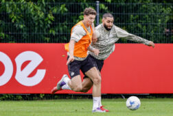 Ruben van Bommel op de training in duel met Ismail Saibari