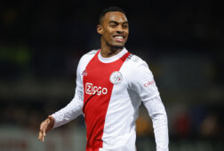 Ryan Gravenberch lacht na zijn doelpunt tegen SC Cambuur