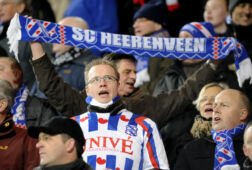 SC Heerenveen supporters zingen uit volle borst het Friese volkslied mee