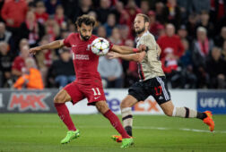 Mohamed Salah in duel met Daley Blind