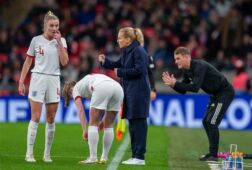 Sarina Wiegman als coach van Engeland
