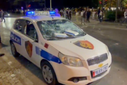 Een kapotte politie-auto in Tirana