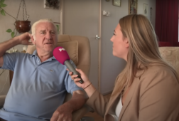 Techno-opa Johan wordt geïnterviewd