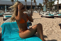 Mikky Kiemeney op het strand van Doha