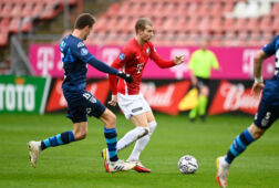 Lucas Schoofs in duel met Simon Gustafson