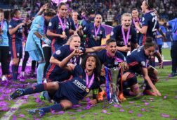 Shanice van de Sanden viert de winst van de Champions League