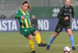Sharona Tieleman in het shirt van ADO Den Haag