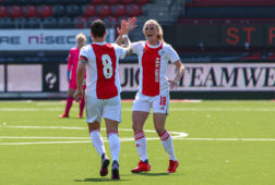 Sherida Spitse juicht na een goal tegen Excelsior