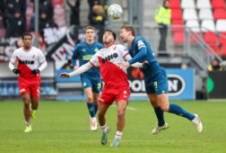 Souffian El Karouani in duel met Luuk de Jong