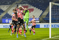Sparta-keeper Tim Coremans moet redding brengen uit een corner van SC Heerenveen