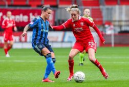 Wieke Kaptein in duel met Sherida Spitse
