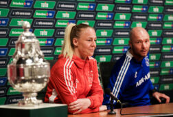 Stefanie van der Gragt en Danny Schenkel met de TOTO KNVB Beker