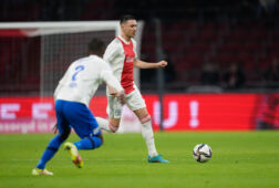 Steven Berghuis aan de bal in het bekerduel met Vitesse