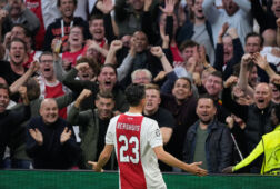 Steven Berghuis wordt toegeschreeuwd door de fans van Ajax
