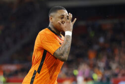 Steven Bergwijn juicht na zijn doelpunt