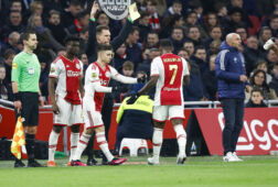 Steven Bergwijn verlaat boos het veld