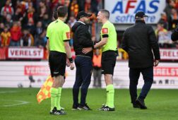 Steven Defour met arbiter Bert Put