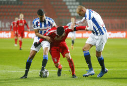 Sven van Beek en Rami Kaib met FC Twente aanvaller Dimitris Limnios