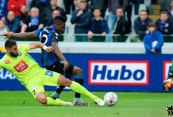 Tackle op Dennis Club Brugge Gent