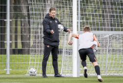 Theo Lucius als trainer in de jeugdopleiding van PSV