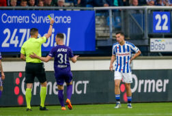 Thom Haye krijgt een gele kaart van Jeroen Manschot