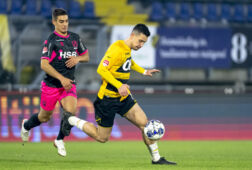 Thom Haye in duel met FC Volendam-speler Francesco Antonucci