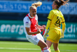 Tiny Hoekstra juicht na een goal