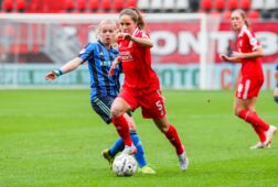Marisa Olislagers in het duel met Ajax