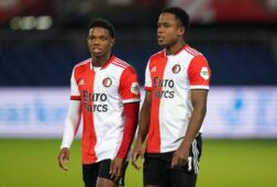 Tyrell Malacia en Luis Sinisterra overleggen met elkaar
