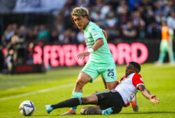 Tyrell Malacia in duel met Ritsu Doan