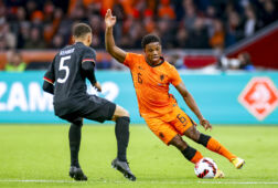 Tyrell Malacia met Oranje tegen Duitsland