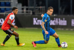 Tyrell Malacia zit Antony op de hielen